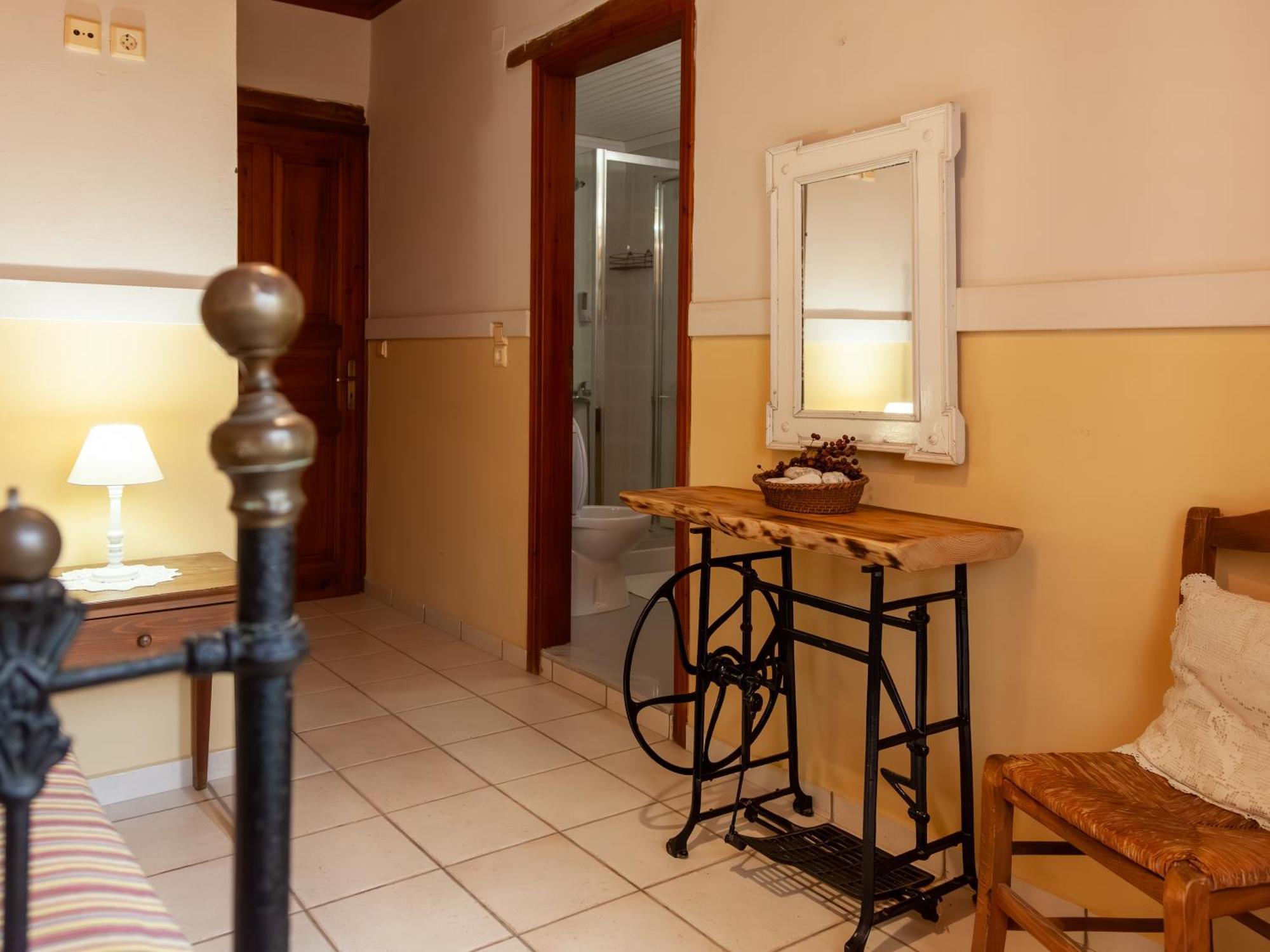 Amnisiades Apartment Karteros